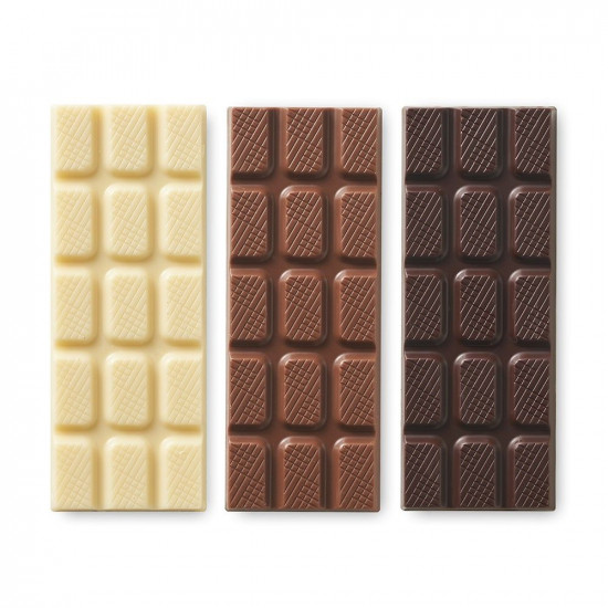 Tres tauletes de xocolata: xocolata negre, xocolata blanc i xocolata amb llet.